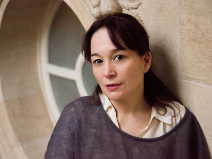La escritora argentina Laura Alcoba, autora de 'A través del bosque', retratada en 2017.