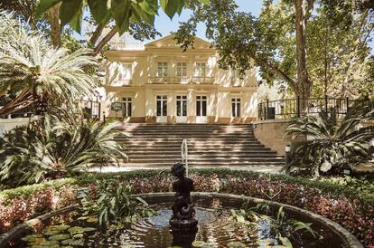 La casa palacio construida en el siglo XIX por la familia Loring Heredia, que adquirió la finca como residencia de verano.