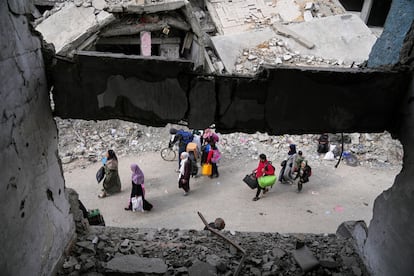 Desplazados palestino huyen del este al oeste de Gaza capital, tras las órdenes de desalojo israelíes, este viernes.
