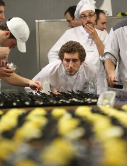 Algunos de los cocineros vascos que participaron ayer en la ponencia.