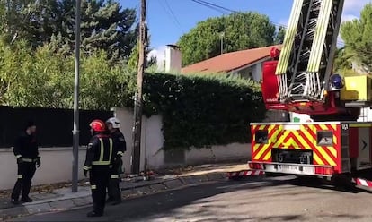 Tres bomberos de la Comunidad de Madrid en una asistencia en la sierra madrileña.