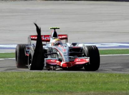 Lewis Hamilton conduce con precaución hasta el taller para cambiar el neumático dañado.
