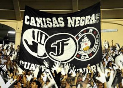 Torcida do Vasco relembra as origens do clube em São Januário.