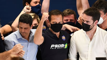 Ao centro, o governador paulista João Doria comemora vitória nas prévias do PSDB, ao lado do presidente da sigla, Bruno Araújo, e de Eduardo Leite, principal adversário na disputa.