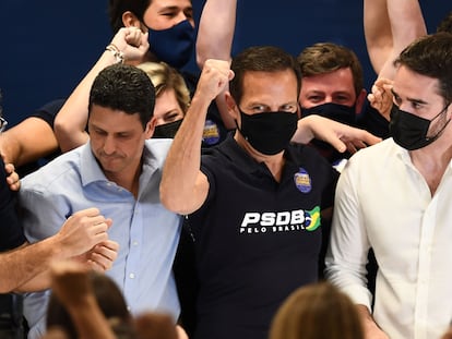 Ao centro, o governador paulista João Doria comemora vitória nas prévias do PSDB, ao lado do presidente da sigla, Bruno Araújo, e de Eduardo Leite, principal adversário na disputa.