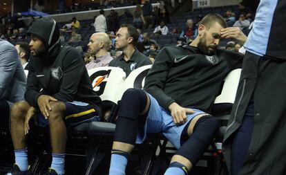 Marc Gasol, en el banquillo, durante el Grizzlies-Nets.