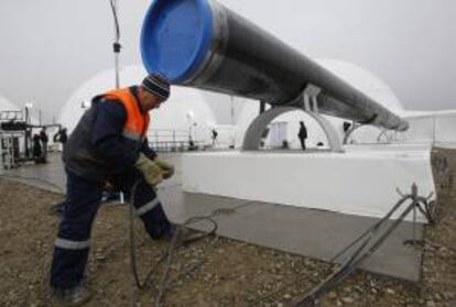 Un hombre trabaja durante el primer da de construccin del gasoducto South Stream en Anapa, sur de Rusia. EFE/Archivo