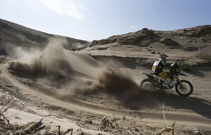 El chileno Pablo Quintanilla de Husqvarna compite en la cuarta etapa del rally Dakar 2018, en San Juan de Marcona (Per), el 9 de enero de 2018.