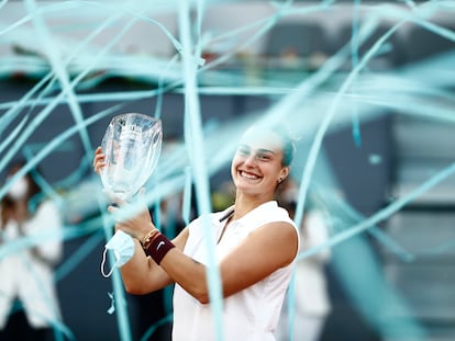 Sabalenka posa con el trofeo de campeona en la central de la Caja Mágica.