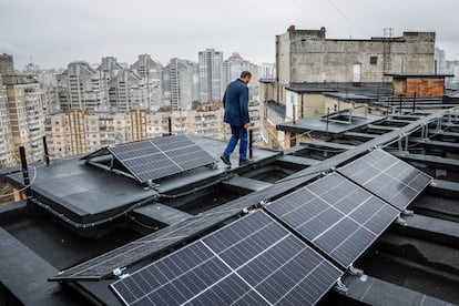 Instalación de paneles solares en un edificio de Kiev el pasado 14 de noviembre.