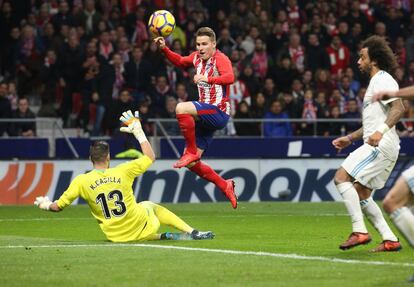 Kevin Gameiro tiene una oportunidad de gol frente a Casilla.