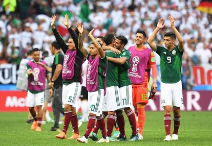 Los jugadores mexicanos celebran el triunfo contra Alemania.