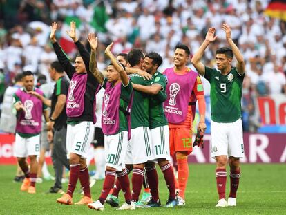 Los jugadores mexicanos celebran el triunfo contra Alemania.