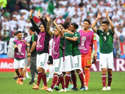 Los jugadores mexicanos celebran el triunfo contra Alemania.