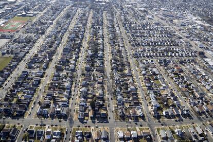 neighborhood of houses in Mineola, New York