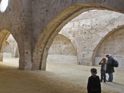 Un grupo de turistas visitando las Reales Atarazanas de Sevilla.