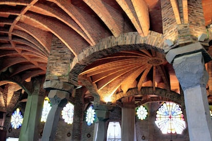 El tiempo parece haberse detenido en la Colonia Güell, situada cerca de Santa Coloma de Cervelló, en la comarca del Baix Llobregat. Esta antigua colonia industrial modernista —abierta a visitas todos los fines de semana de 10.00 a 15.00; 8,5 euros por persona— se conserva tal y como la ideó Antoni Gaudí (1852-1926) en 1890 para albergar a los trabajadores de la compañía textil Güell, que su propietario decidió llevarse fuera de Barcelona, donde ya estallaban los conflictos obreros. Las formas de la cripta modernista diseñada por el arquitecto de Reus son un prolegómeno de la del templo de la Sagrada Familia. Todos los edificios del complejo son modernistas y un paseo entre ellos permite respirar la atmósfera de la Cataluña de finales del XIX. En su día, la colonia utilizó la tecnología más avanzada y contaba con servicios sociales pioneros para mejorar la vida de los trabajadores: viviendas unifamiliares, escuela, comercios, servicios médicos, jardines, y hasta un ateneo y un teatro.