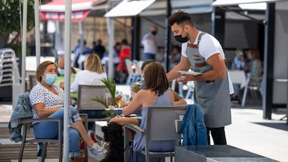 A sidewalk café on the seaside promenade of Sanxenxo in Pontevedra.