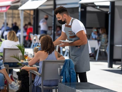 A sidewalk café on the seaside promenade of Sanxenxo in Pontevedra.