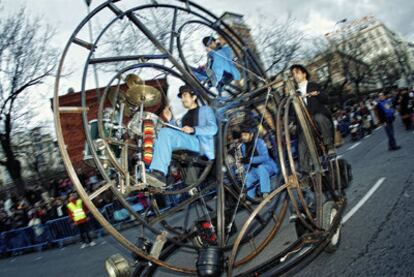 La obra <i>Rodafonio,</i> durante el desfile de Carnaval a su paso junto al parque del Retiro, frente a las Escuelas Aguirre.