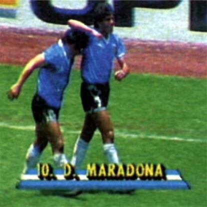 Tras acabar casi lesionado la primera parte, Maradona obtuvo el 1-0 para Argentina con su &#39;mano de Dios&#39;. Tan sólo tres minutos más tarde, en el 54, logró el segundo en una jugada que para muchos es la mejor de toda la historia de los Mundiales. Cogió el balón en la media, se dio la vuelta, consiguió zafarse de cinco defensas y el portero, y supo resolver con maestría.