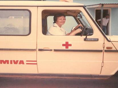 Pilar Cacho, conduciendo la ambulancia del Hospital de Nembudziya, Zimbabue, años 80.