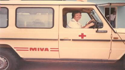 Pilar Cacho, conduciendo la ambulancia del Hospital de Nembudziya, Zimbabue, años 80.