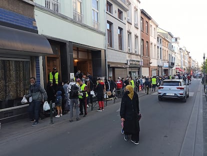 Cola de personas para recibir alimentos en la mezquita Mouslimane de Molenbeek, el pasado 27 de abril.