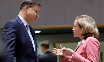 Nadia Calviño con el vicepresidente de la Comisión Europea, Valdis Dombrovskis, en Bruselas.