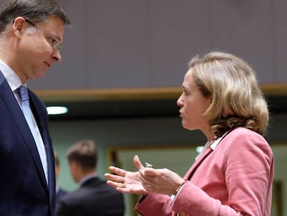 Nadia Calviño con el vicepresidente de la Comisión Europea, Valdis Dombrovskis, en Bruselas.