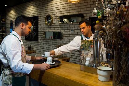 Ernesto y Alian Garay Calviño, en el restaurante de As Pontes en el que trabajan.