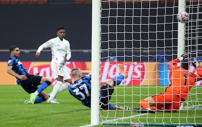 Rodrygo marca el segundo gol del Madrid en San Siro.