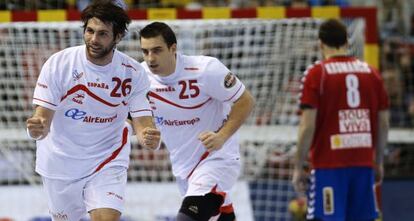 García y Ruesga celebran un gol de España.