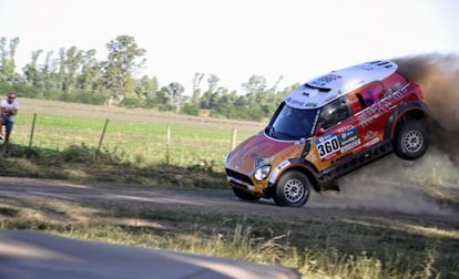 Guo Meiling golpea con su coche el suelo tras un salto.