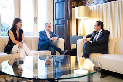 El presidente del Parlament de Cataluña, Josep Rull, con los líderes de ERC Marta Vilalta y Josep Maria Jové.