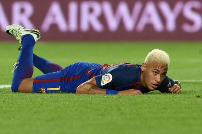 Neymar se lamenta tras fallar un gol durante el partido de fútbol de la liga española entre el FC Barcelona y el Deportivo Alavés en el estadio Camp Nou en Barcelona.