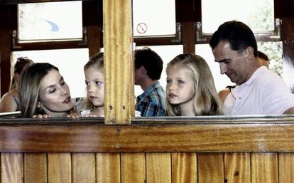 Los pr&iacute;ncipes de Asturias junto con sus hijas, las infantas Leonor y Sof&iacute;a, durante una excursi&oacute;n familiar a S&oacute;ller.