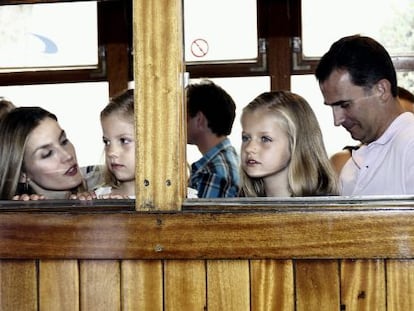 Los pr&iacute;ncipes de Asturias junto con sus hijas, las infantas Leonor y Sof&iacute;a, durante una excursi&oacute;n familiar a S&oacute;ller.