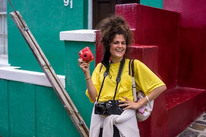 Marie Laureroux es una fotógrafa de origen francés que trabaja en Ciudad del Cabo haciendo sesiones profesionales a turistas. En la imagen, posa en el barrio de Bo Kaap, en Ciudad del Cabo, Sudáfrica, en diciembre de 2020. Pincha en la imagen para ver la fotogalería completa.
