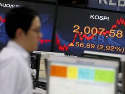 Un agente del Banco de Cambio de Divisas surcoreano trabaja frente a dos monitores electrónicos en Seúl, Corea del Sur. EFE/Archivo