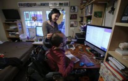 Mariale Nelo, junto a su esposo en el dormitorio de casa.