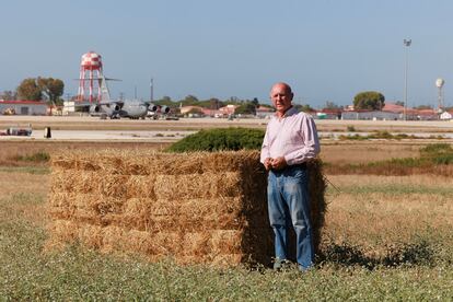 Manuel Escot es uno de los agricultores que explota parte de 400 hectáreas dentro de la Base de Rota, en cultivos como el algodón y el trigo