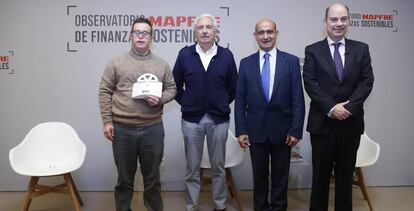 Fotografía del momento en el que se reconoció la labor de Diversia por parte de Mapfre. 