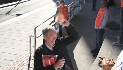 El periodista Félix Linares apoya a los trabajadores en la concentración.