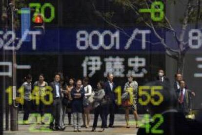 El selectivo Nikkei de la Bolsa de Tokio se situó hoy durante el descanso de mediodía al borde de los 13.600 puntos, su máximo en casi 5 años.