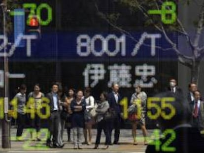 El selectivo Nikkei de la Bolsa de Tokio se situó hoy durante el descanso de mediodía al borde de los 13.600 puntos, su máximo en casi 5 años.