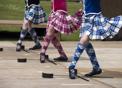 La antigua danza guerrera de las Tierras Altas de <a href="https://elviajero.elpais.com/tag/escocia/a" target="_blank">Escocia</a> está firmemente enraizada en la tradición, y los testimonios escritos más antiguos que hablan sobre este baile datan del siglo XV. Hoy la bailan tanto hombres como mujeres sobre la punta de los pies y de dos espadas cruzadas en el suelo y ataviados con los tartanes típicos escoceses. La música, por supuesto, la ponen las gaitas. El escenario habitual para presenciarla es en las competiciones que se celebran en Edimburgo y numerosas localidades de Escocia a lo largo del año.