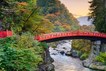 El puente Shinkyo en la ciudad de Nikko, Japón.