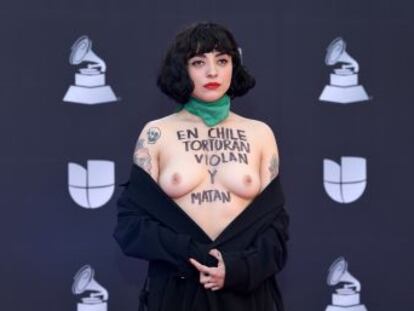 La artista chilena se ha abierto el vestido en la alfombra roja del evento y ha mostrado sobre su pecho el mensaje  “En Chile tortutan, matan y violan”