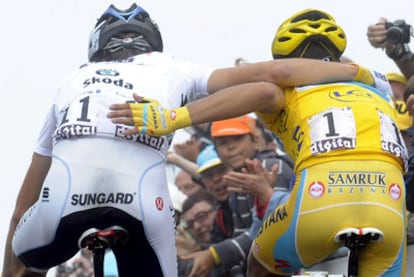 Andy Schleck (izquierda) y Alberto Contador se abrazan, el jueves, tras la etapa del Tourmalet.